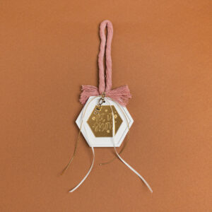 ΚΡΕΜΑΣΤΟ ΠΟΛΥΓΩΝΟ ΚΕΡΑΜΙΚΟ ΜΕ PLEXI LET IT SNOW ΣΑΠΙΟ ΜΗΛΟ Beauty Home