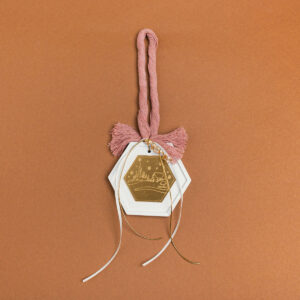 ΚΡΕΜΑΣΤΟ ΠΟΛΥΓΩΝΟ ΚΕΡΑΜΙΚΟ ΜΕ PLEXI ΧΡΙΣΤ. ΧΩΡΙΟ ΣΑΠΙΟ ΜΗΛΟ Beauty Home